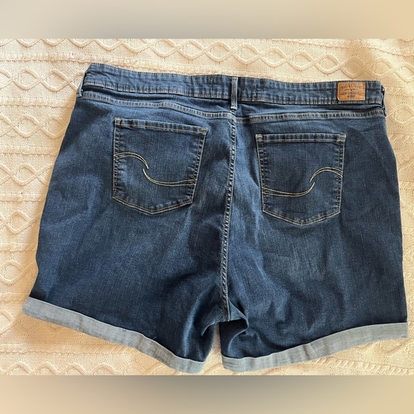 Levi’s Signature denim Distressed Medium Wash Cuffed Jean Shorts Size 24 Plus - Picture 7 of 16